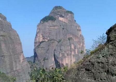 白石山是桂东南有名的丹霞地貌景观，这里山峰险峻，也曾是有名的道佛胜地。