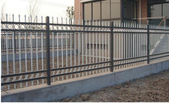 供应公路护栏网,锌钢护栏多少钱一米，桥梁护栏