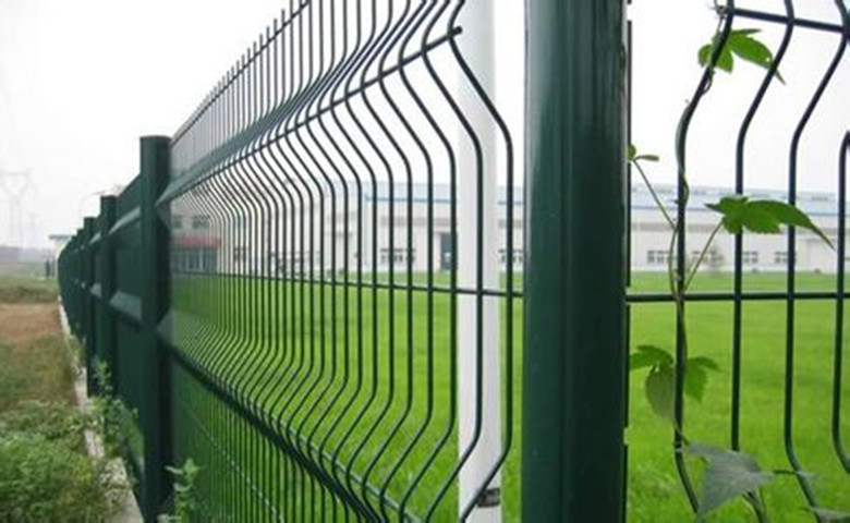 供应湖南桃型柱三角折弯护栏网生产厂家双边护栏价格